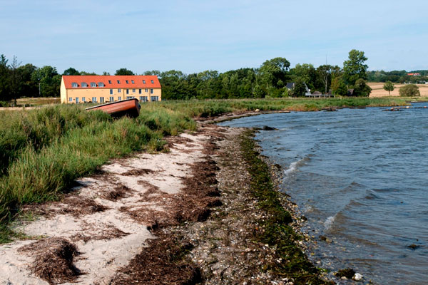 Stranden set langs kysten