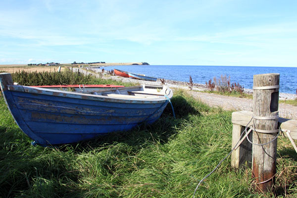 Træbåd på stranden