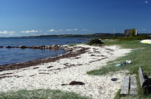 Udsigt langs stranden