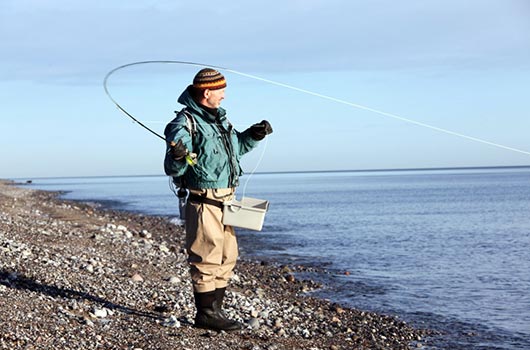 Lystfisker på stranden