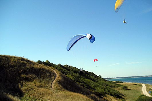 Paragliding ved stranden
