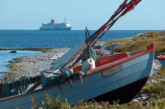 Træbåd på stranden