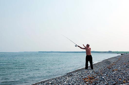 Lystfisker på stranden