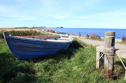 Træbåd på stranden