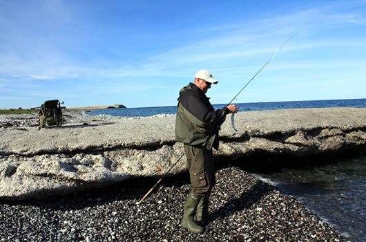 Lystfisker på stranden