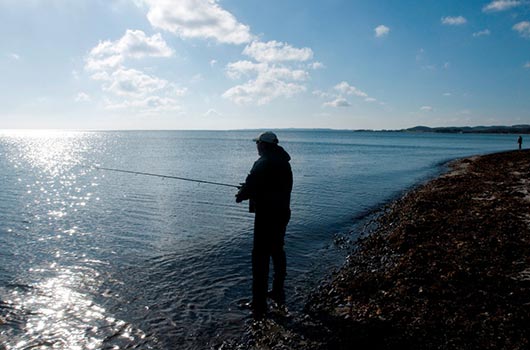 Lystfisker på stranden